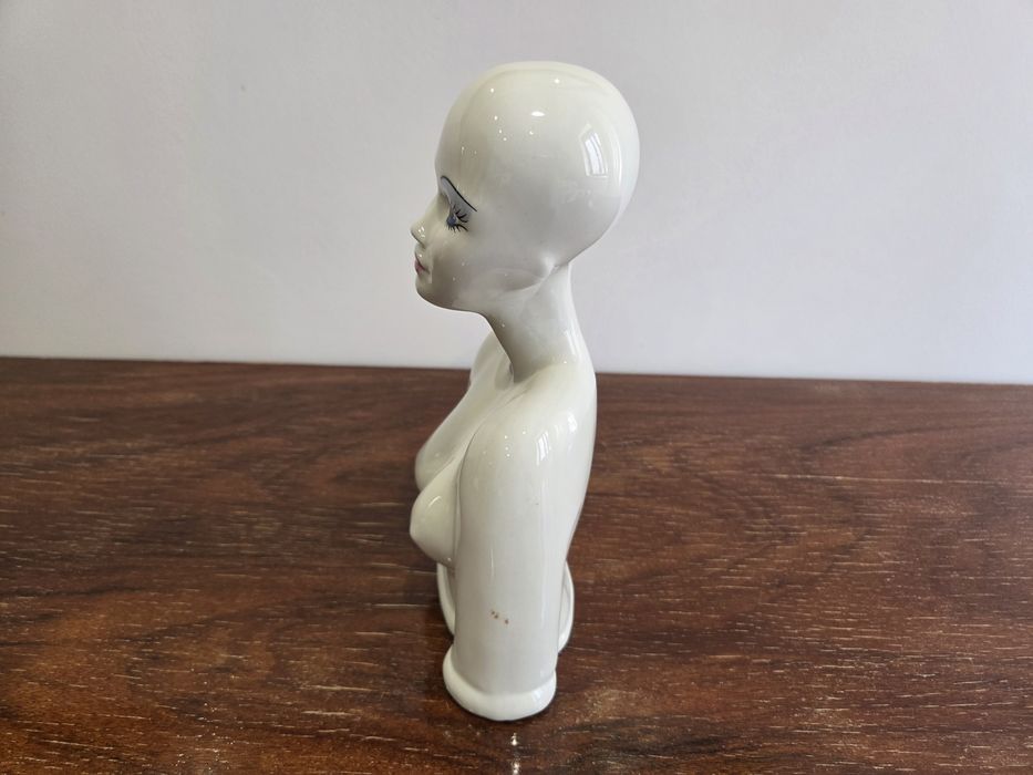 Busto feminino em cerâmica