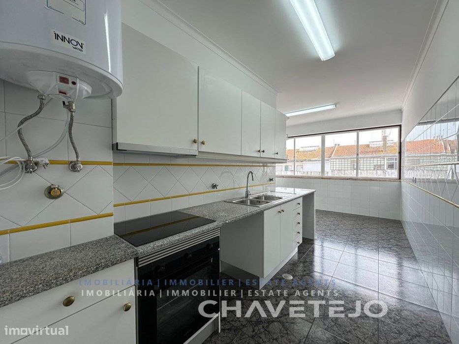 Apartamento T2 com arrecadação para arrendamento em Tomar.