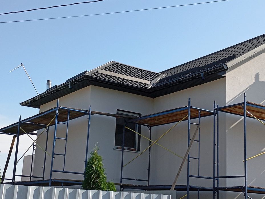 Дахи нові ,старі . Внутрішні роботи . Паркани