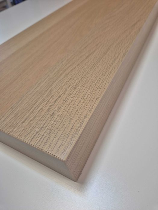 Prateleira em madeira clara