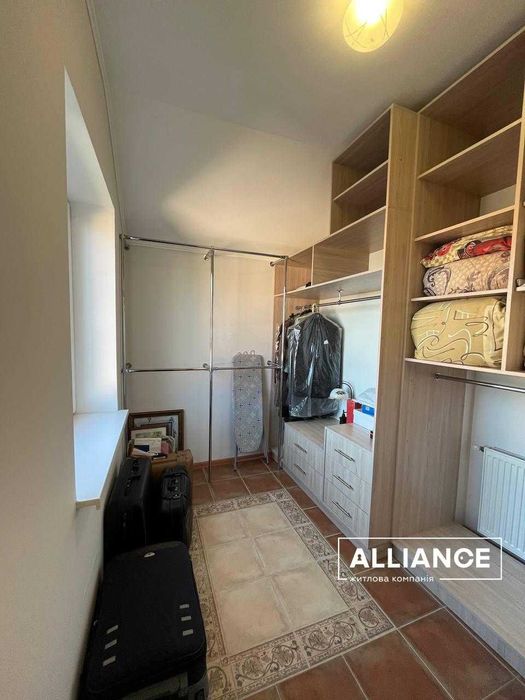 Будинок з ремонтом, р-н Крихівці. Велика ділянка з 2 гаражами.