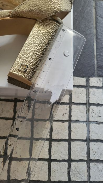 Sandália dourada Guess