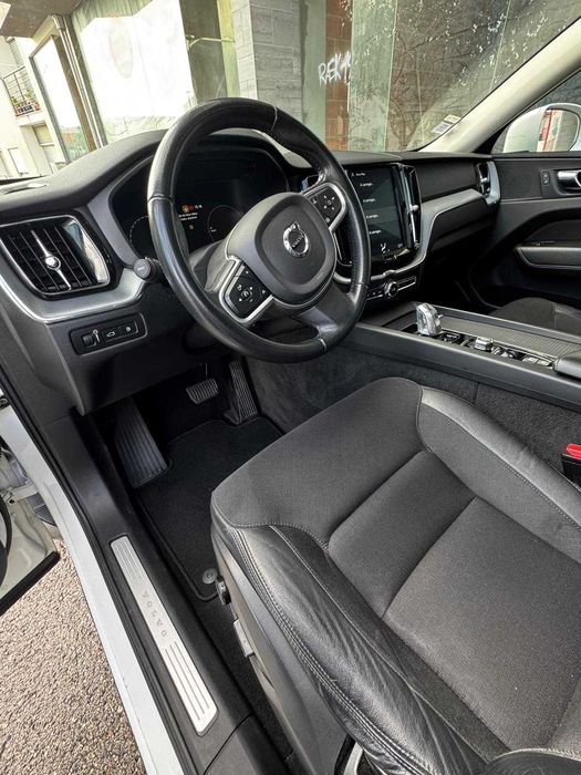 Volvo XC60 T8 Plug-in Hybrid AWD AWD Momentum Plus 2019 – Full Extras