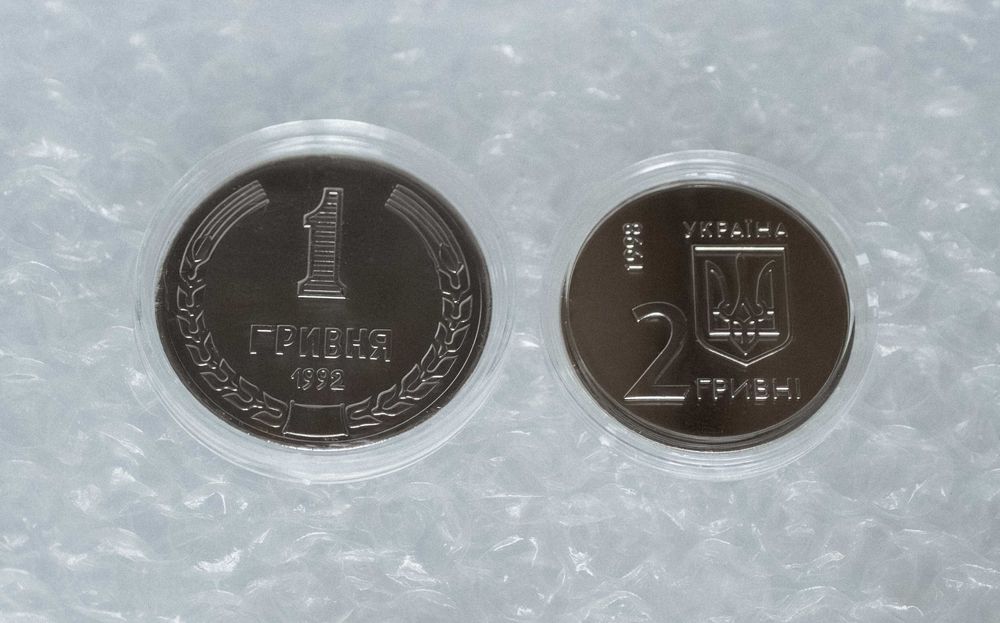 Монети 2 гривні 1998 р.,  1 гривня порошкова 1992 р у круглих капсулах