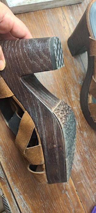 Sandálias em pele com salto compensado