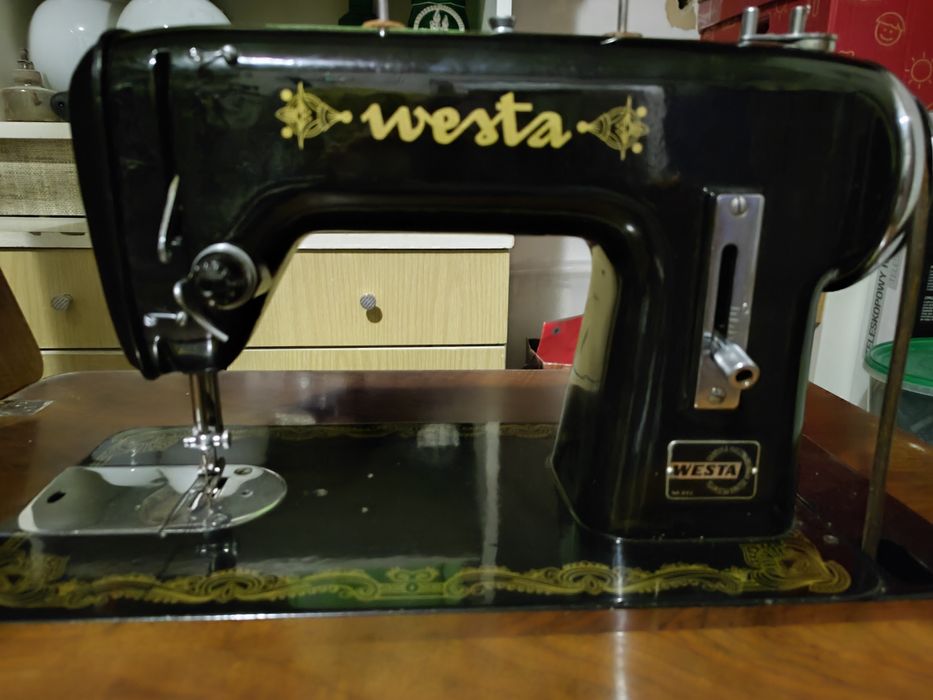 Stara maszyna do szycia w zabudowie