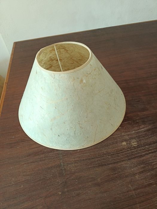 Dois abajoures, um é em loiça cor de rosa.