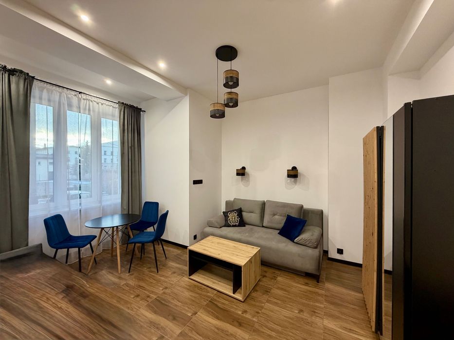 Luksusowa kawalerka w centrum z balkonem.