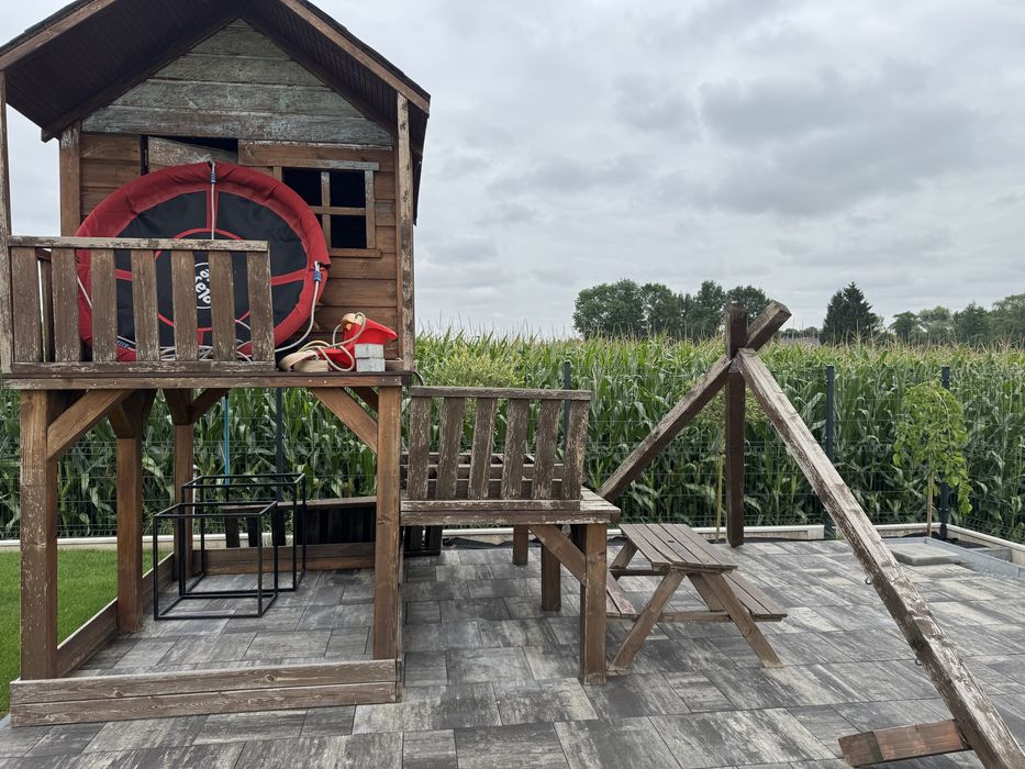 Duży drewniany domek dla dzieci