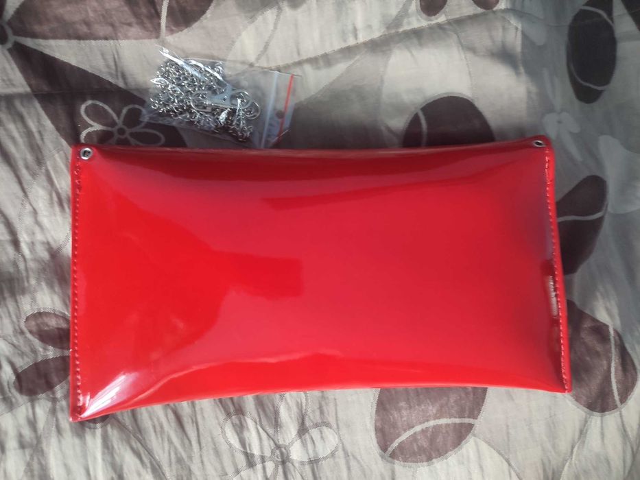 Czerwona torebka lakierowana