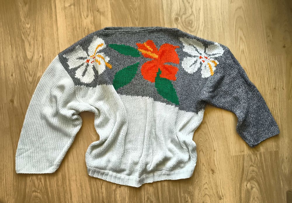 Sweter w kwiaty, rozmiar M
