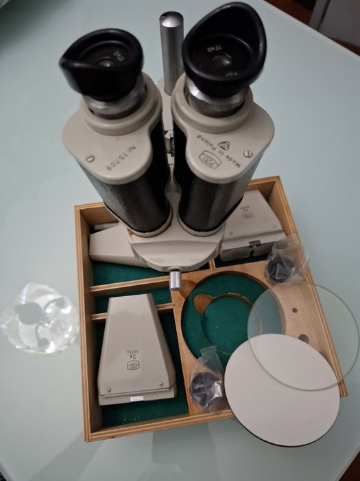 Microscópio com acessórios