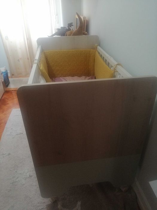 Cama de bebé com grades