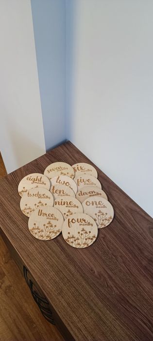 Набір дерев'яних картинок для фотосесії по місяцях.