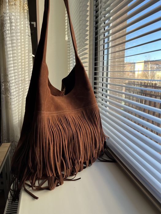 Сумка хобо з бахромою шоколадна cropp