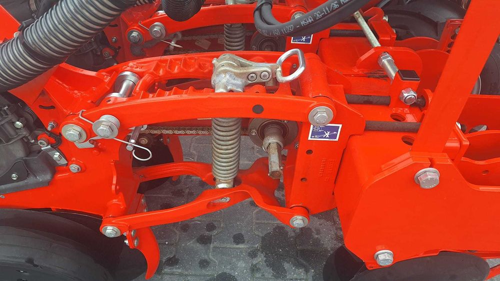 Siewnik punktowy pneumatyczny Kuhn Maxima 3 TS 6-rzędowy