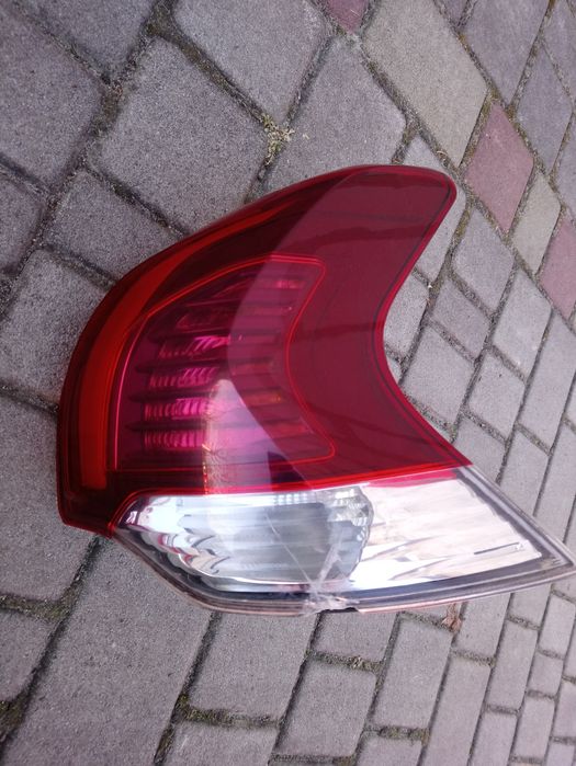 Задній правий ліхтар Peugeot 3008