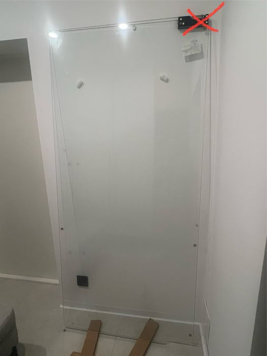 Szyba hartowana do drzwi 934x2027 z wycięciami na zawiasy góra dół