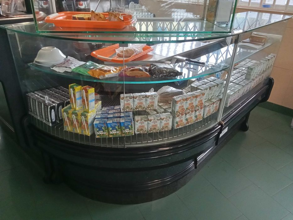 Balcão de atendimento com vitrine de refrigeração