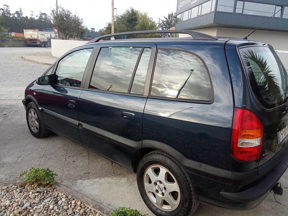 OPEL ZAFIRA bem conservado