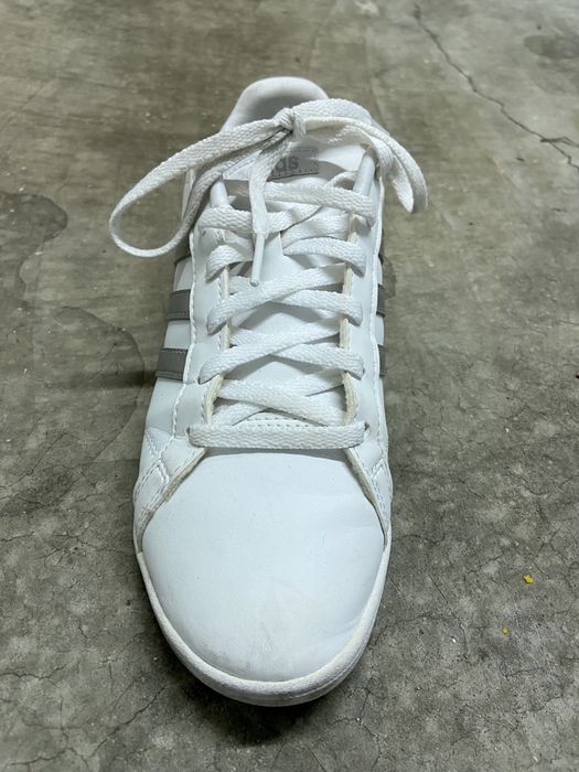 Ténis Adidas brancos e prateado