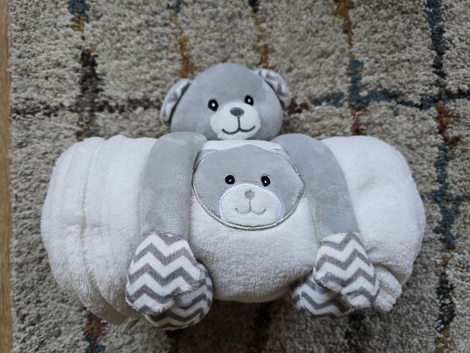 Koc z maskotką małpką