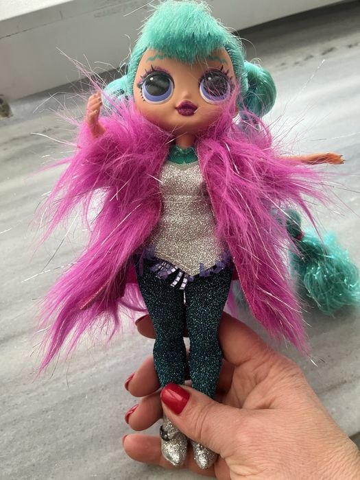 Лялька Bratz в дуже яскравому одязі