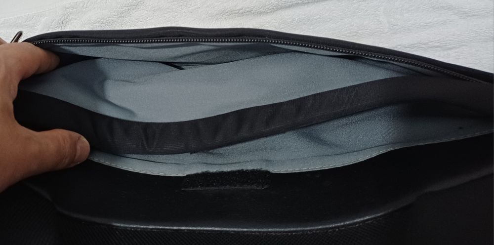 Mala Samsonite espaçosa para portáteis (com etiquetas originais)