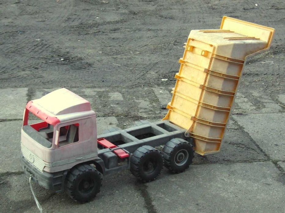 Duże zabawki ładowarka-traktor na pedały z turem. Wywrotki z przyczepą