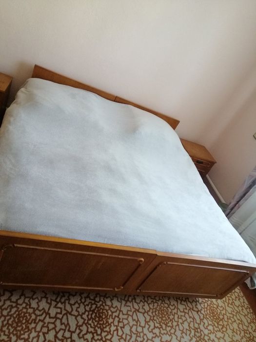 Продам спальний гарнітур,ліжко,шафа триверха,дві тумбочки,трюмо
