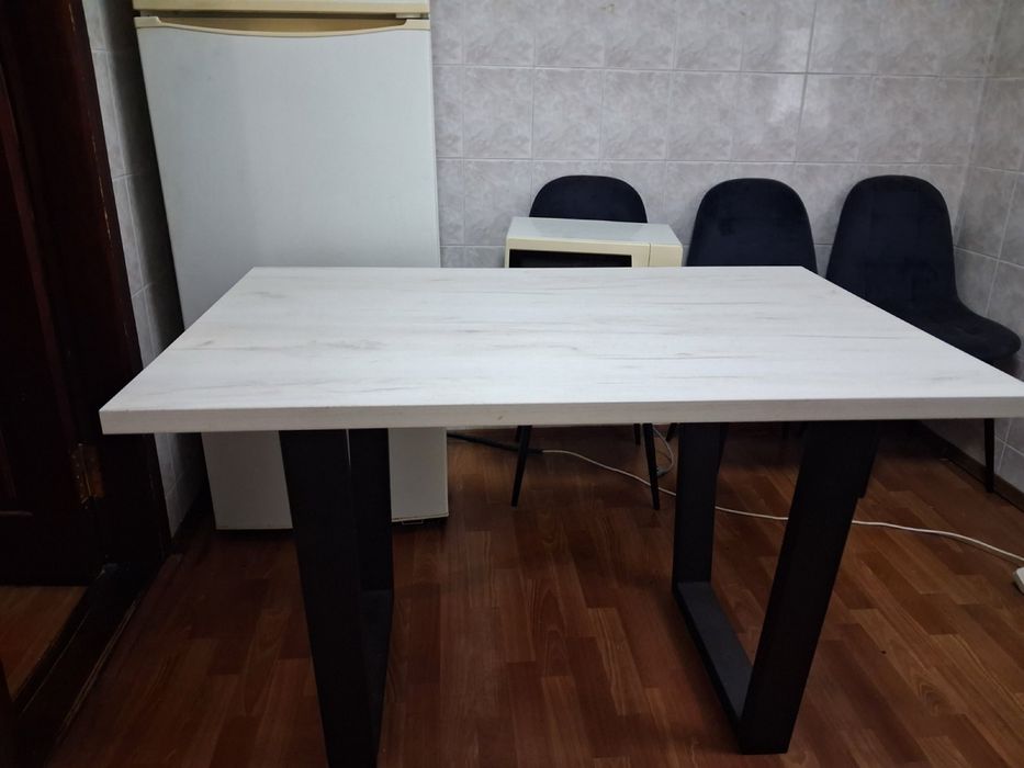 Кухоний стіл і підійде також як офісний