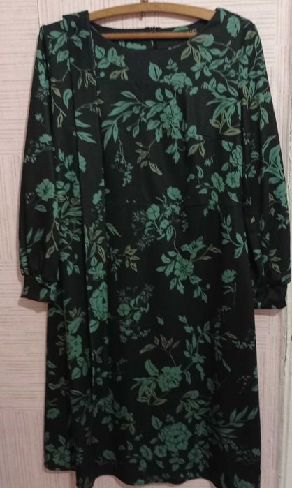 Сукня тепла, якісна дуже гарна с пояском.