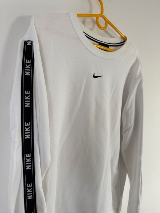 Biała bluza Nike sportowa z lampasami