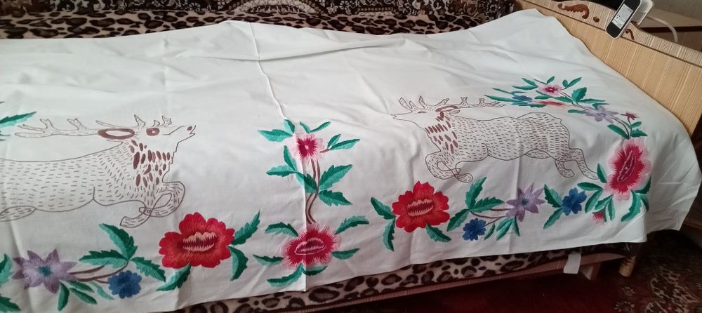 Продам вишиту простинь підзорник 155х196 см