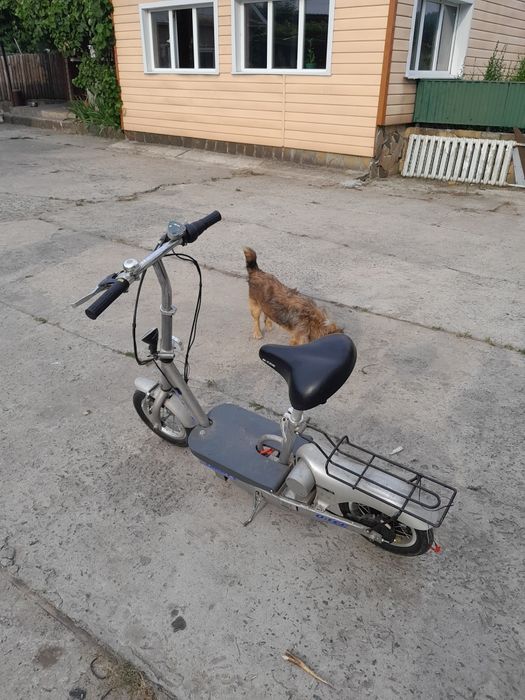 Два велосипеда електричний і простий