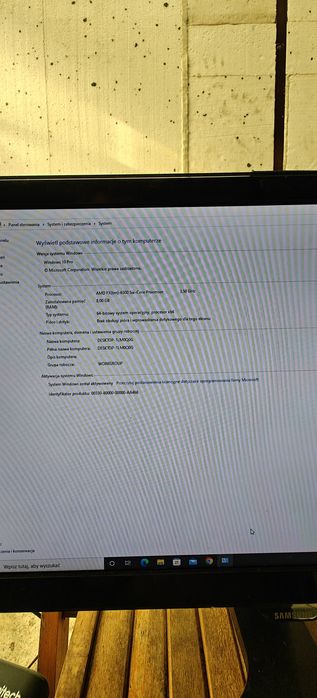 Komputer pc z monitorem i okablowaniem.