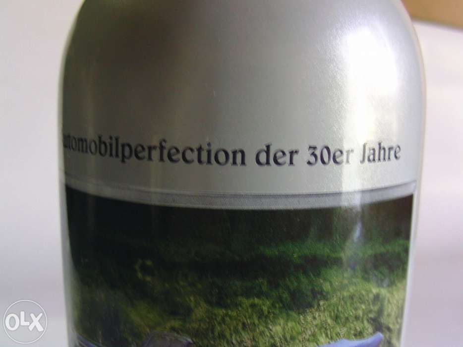 Garrafa com simbolo de carro