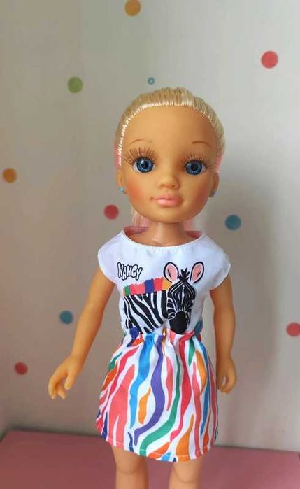 Boneca Nancy com máscara arco-íris da FAMOSA