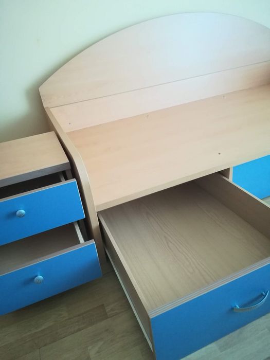 Cama singular com gavetas