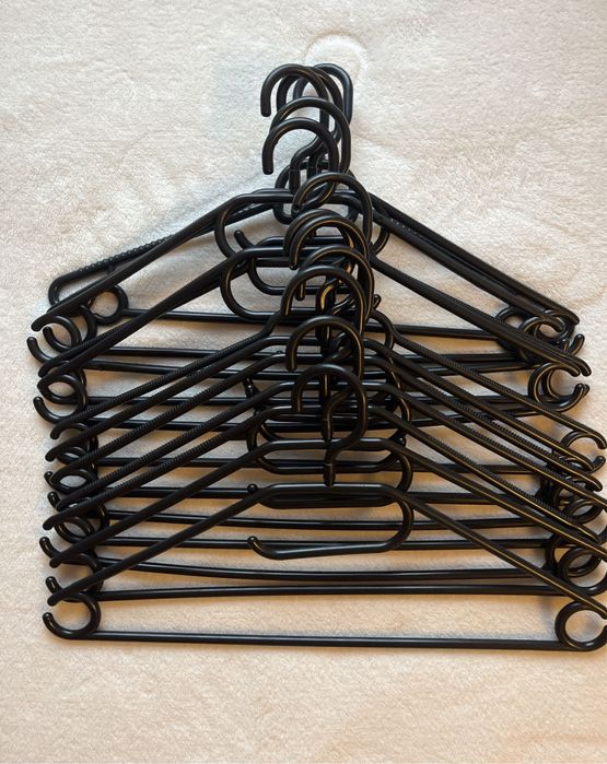 Drewniane i plastikowe wieszaki - 40 sztuk