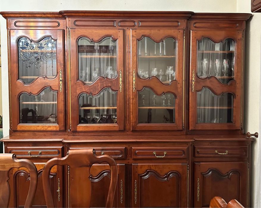 Aparador com cristaleira em madeira maciça