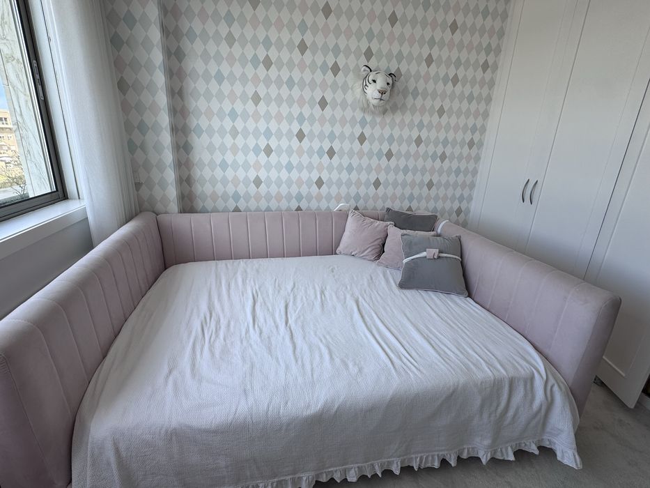 Cama estofada rosa seco com colchao incluido de 150x200