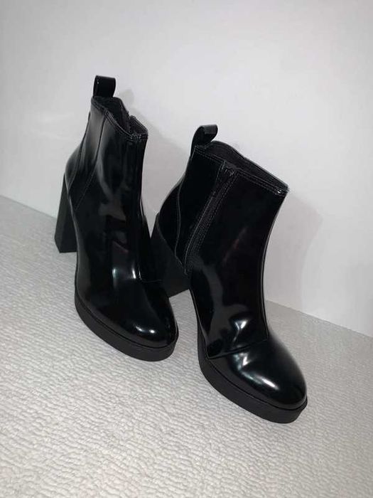 lakierowane czarne botki na słupku H&M 38