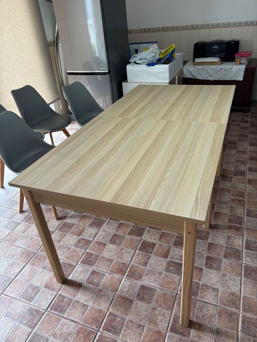 Vendo mesa e cadeiras