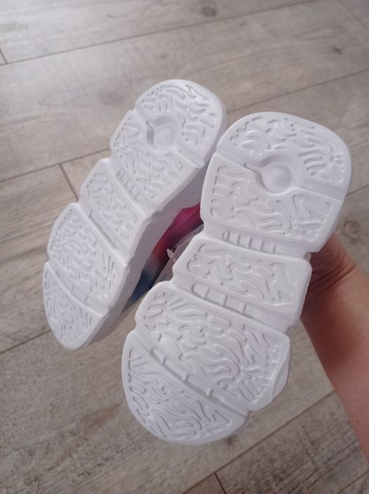 Нові кросівки для дівчинки 27-28 розмір