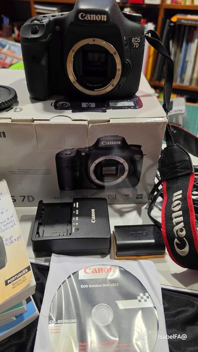 Canon EOS 7D- CORPO (26143 disparos) com caixa + Bateria + Carregador+ cartão + alça (tudo original) ótimo estado