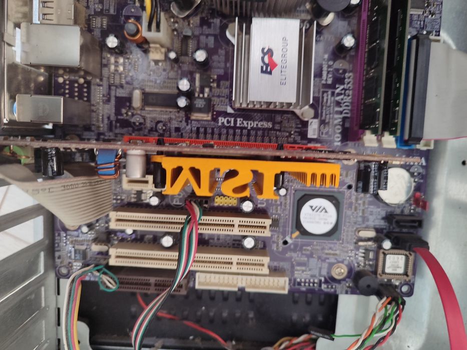 Комп'ютер стаціонарний LUXEON у робочому стані