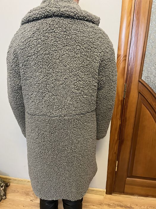 Жіноче пальто Teddy сірого кольору.