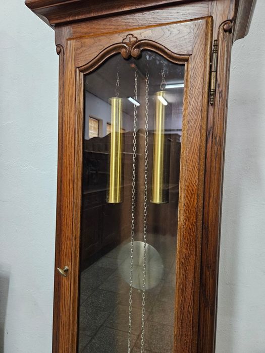 Stojący francuski zegar ludwikowski /