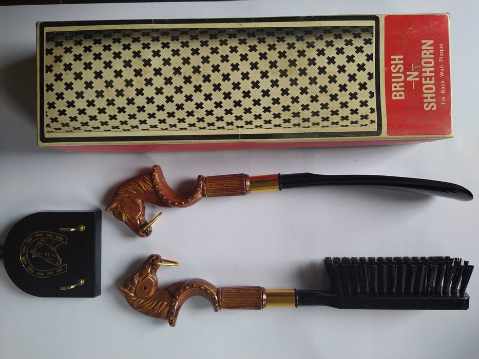 Conjunto novo e elegante de calçadeira e escova com motivos equestres